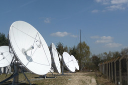 Телепорт Cobbett Hill Earth Station в Гилфорде (Великобритания). Земные станции с антеннами диаметром 4.5 метра, используемые для работы через «Ямал-402»