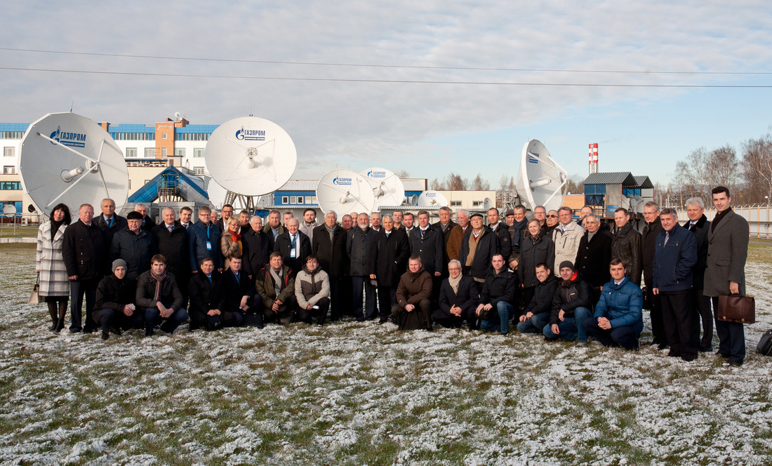 Участники научно-технического совета на территории телекоммуникационного центра АО «Газпром космические системы» в г. Щелково