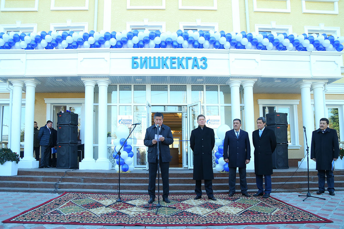 Премьер-министр Киргизской Республики Сооронбай Жээнбеков (слева) во время открытия нового офисного здания самого крупного филиала ОсОО «Газпром Кыргызстан» — «Бишкекгаз» Copyright ОАО «Газпром»