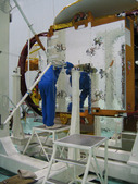 9 ноября 2003г. Монтаж солнечных батарей на КА "Ямал-201"