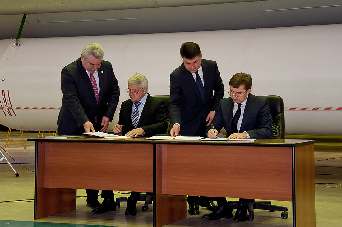 А.В. Калиновский и Н.Н. Севастьянов подписывают контракт об использовании ракеты-носителя «Протон» для выведения на орбиту спутника связи «Ямал-601»