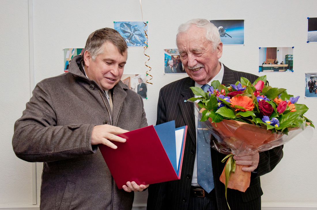 Генеральный директор ОАО "Газпром космические системы" Д.Н. Севастьянов поздравляет В.Н. Бранца с 80-летием