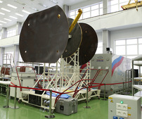 Зеркала передающих антенн спутника "Ямал-401". Ноябрь 2013.