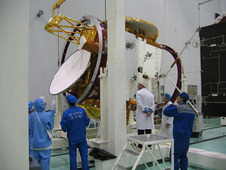 7 ноября 2003г. Монтаж солнечных батарей на КА "Ямал-201"