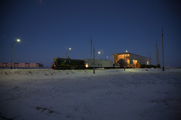 РН "Протон" со спутником "Ямал-401" на топливозаправочной станции. Космодром Байконур. Декабрь 2014.