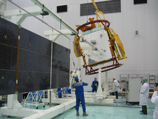 7 ноября 2003г. Монтаж солнечных батарей на КА "Ямал-201"
