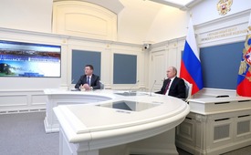 Владимир Путин и Министр энергетики России Александр Новак (слева) во время телемоста. Фото kremlin.ru